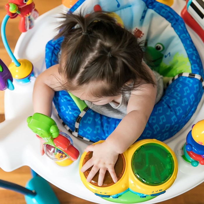 Jumper Table d'activités Baby Einstein Neighborhood Symphony Activity 9m+ dans Tapis d'éveil chez Baby And Mom Maroc