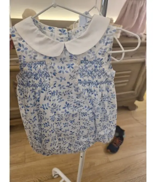 Barboteuse bébé fleurie bleu ciel avec smocks – Tenue chic pour