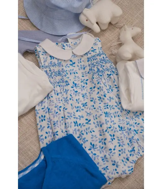 Barboteuse bébé fleurie bleu ciel avec smocks – Tenue chic pour 2