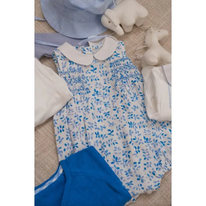 Barboteuse bébé fleurie bleu ciel avec smocks – Tenue chic pour