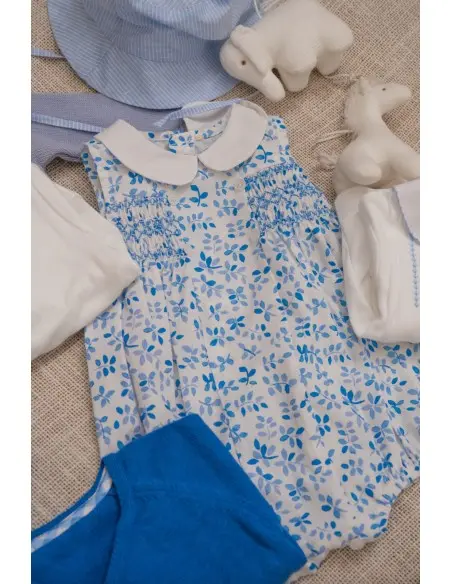 Barboteuse bébé fleurie bleu ciel avec smocks – Tenue chic pour