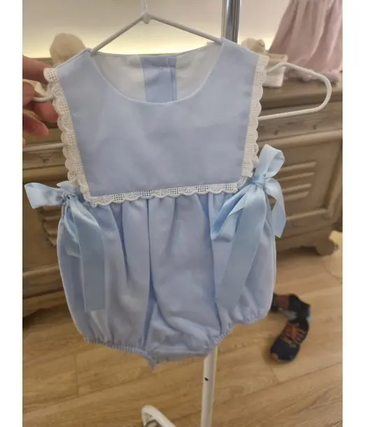 Barboteuse bébé unie bleu ciel en coton piqué avec galon Tenue