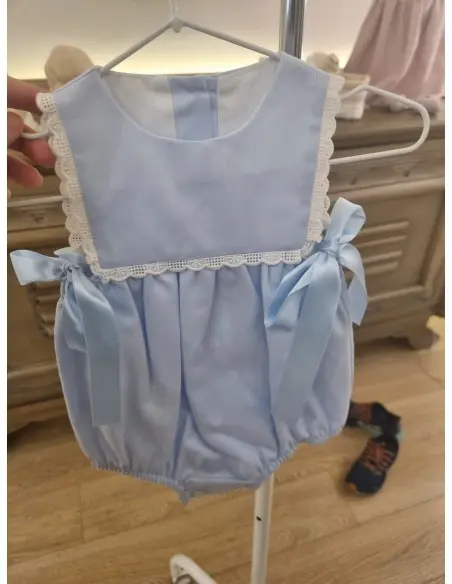 Barboteuse bébé unie bleu ciel en coton piqué avec galon Tenue