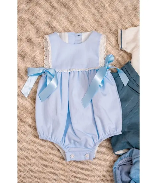 Barboteuse bébé unie bleu ciel en coton piqué avec galon Tenue 2