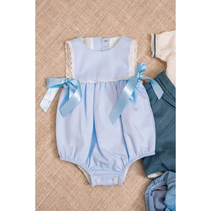 Barboteuse bébé unie bleu ciel en coton piqué avec galon Tenue