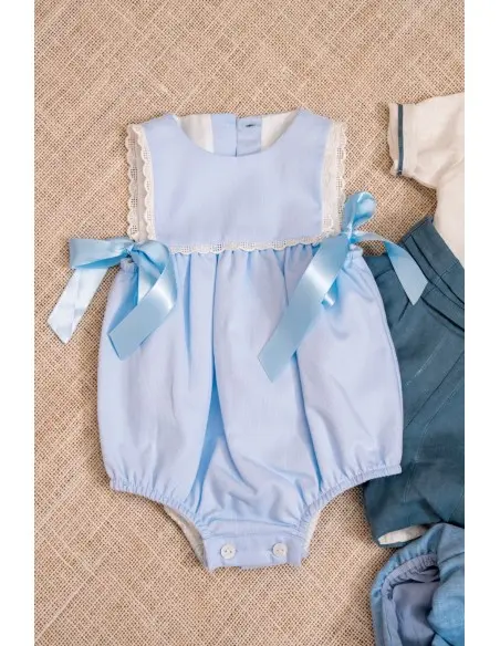 Barboteuse bébé unie bleu ciel en coton piqué avec galon Tenue