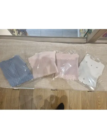 Brassière bébé en maille – Disponible en plusieurs coloris