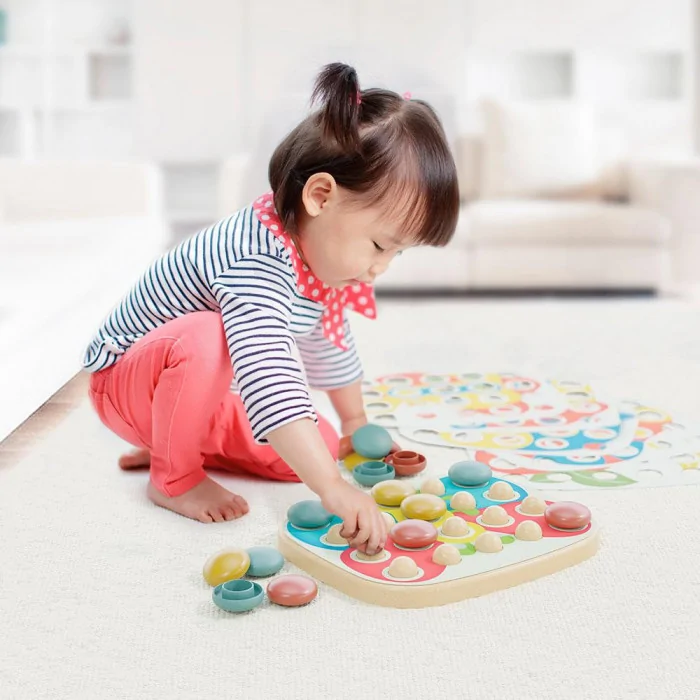 4-mois-fille de bébé jouant avec des jouets. Fille tirant la main