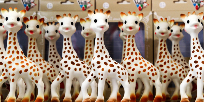 Sophie la Girafe enfin disponible chez Baby And Mom !
